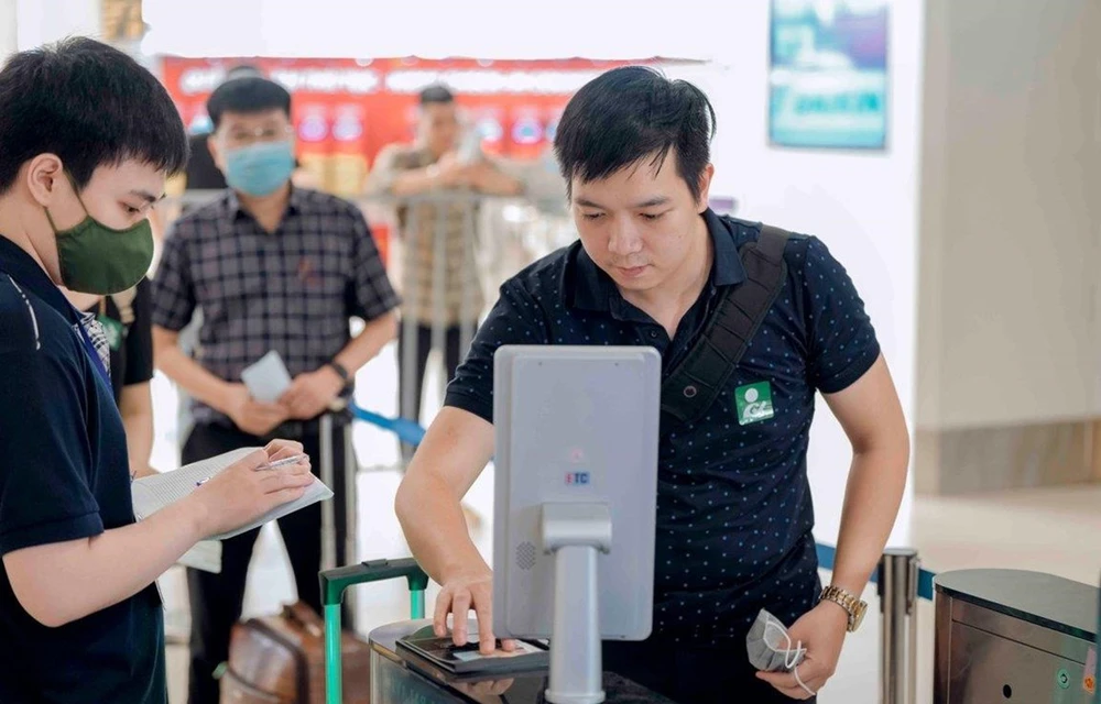 Hành khách sử dụng ứng dụng sinh trắc học khi làm thủ tục tại Cảng Hàng không Quốc tế Nội Bài. (Ảnh: PV/Vietnam+)