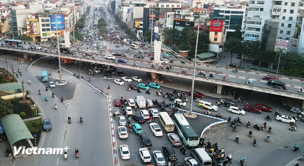 Phương tiện tham gia lưu thông tại Nút giao Ngã Tư Sở sau khi xé hè mở rộng mặt đường. (Ảnh: PV/Vietnam+)