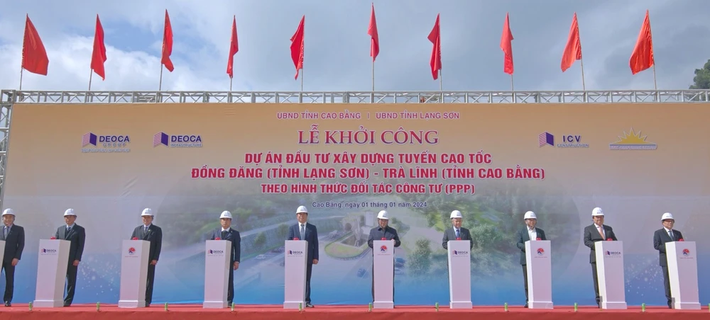 Thủ tướng Chính phủ Phạm Minh Chính cùng các đại biểu bấm nút phát lệnh khởi công Dự án đường Cao tốc Đồng Đăng-Trà Lĩnh. (Ảnh: Việt Hùng/Vietnam+)