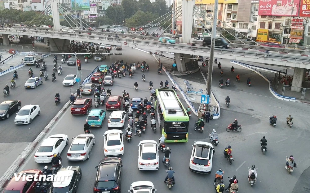 Phương tiện lưu thông qua nút giao Ngã Tư Sở, thành phố Hà Nội. (Ảnh: PV/Vietnam+)