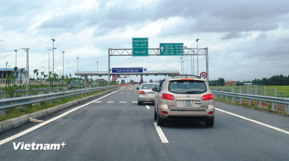 Phương tiện lưu thông đến trạm thu phí đường Cao tốc Nôị Bài-Lào Cai. (Ảnh: Việt Hùng/Vietnam+)