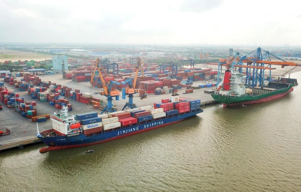 Bốc xếp dỡ hàng hóa container tại một cảng biển của Tổng công ty Hàng hải Việt Nam. (Ảnh: PV/Vietnam+)