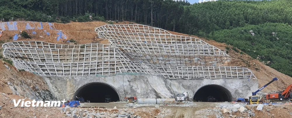 Hai hầm đường bộ tại Gói thầu XL02 đã được đào thông vượt tiến độ nhiều tháng so với hợp đồng đề ra. (Ảnh: PV/Vietnam+)