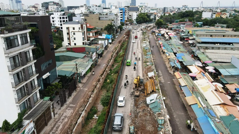 Phương tiện lưu thông trên tuyến đường Âu Cơ đang được thi công. (Ảnh: Hoài Nam/Vietnam+)