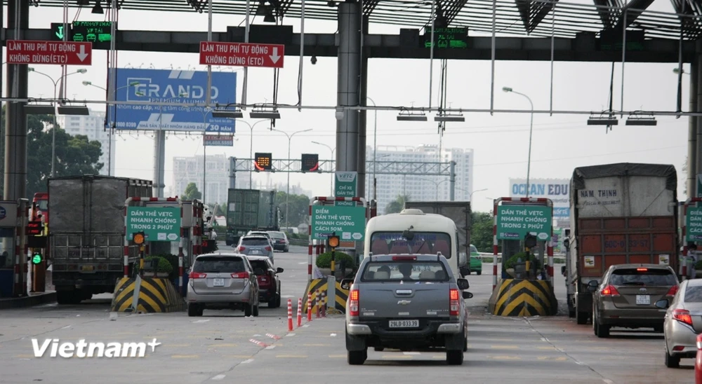 Phương tiện lưu thông qua một trạm thu phí tự động không dừng. (Ảnh: PV/Vietnam+)