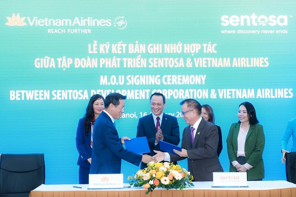 Vietnam Airlines và Sentosa Development Corporation (SDC) ký kết Bản ghi nhớ hợp tác để kích cầu du lịch giữa Việt Nam và Singapore. (Ảnh: PV/Vietnam+)