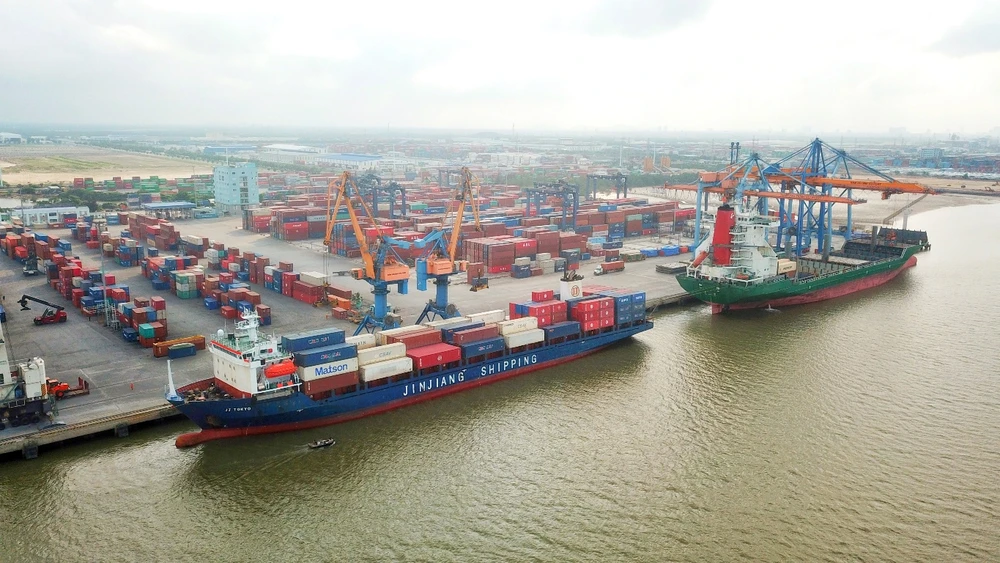 Bốc xếp hàng hóa container tại một cảng biển ở Việt Nam. (Ảnh: PV/Vietnam+)