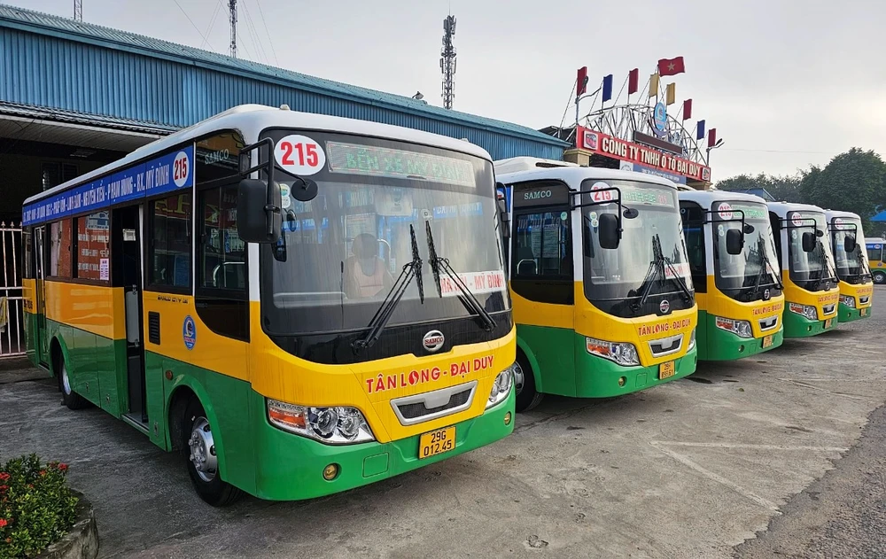 Tuyến buýt kế cận mang số hiệu 215 (Bến xe Mỹ Đình-Bến xe Trực Ninh) có giá vé toàn tuyến 90.000 đồng/lượt. (Ảnh: PV/Vietnam+)
