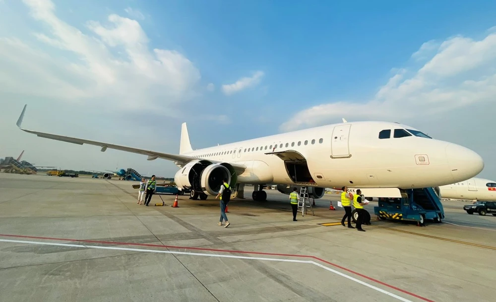 Chiếc máy bay thuê bổ sung đầu tiên của Vietnam Airlines hạ cánh tại Sân bay Tân Sơn Nhất được kiểm tra đánh giá tình trạng khai thác. (Ảnh: PV/Vietnam+)