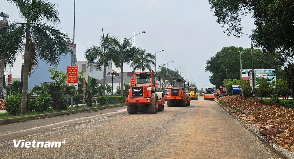 Nhà thầu thi công nền đường một dự án quốc lộ. (Ảnh: Việt Hùng/Vietnam+)