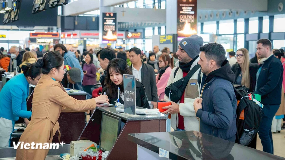 Sân bay Nội Bài đón hơn 100.000 khách trong ngày cao điểm Tết Giáp Thìn. (Ảnh: PV/Vietnam+)