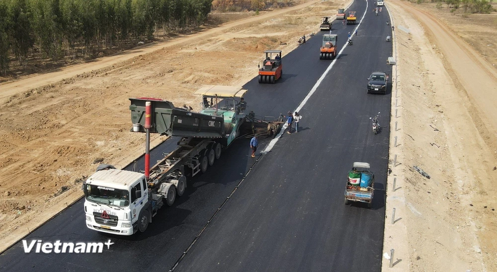 Nhà thầu thi công thảm nhựa nền đường một Dự án cao tốc Bắc-Nam phía Đông giai đoạn 2021-2025. (Ảnh: Việt Hùng/Vietnam+)