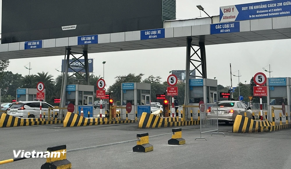 Hai Cảng Hàng không Quốc tế Nội Bài và Tân Sơn Nhất sẽ triển khai thử nghiệm thu phí không dừng với ôtô ra, vào sân bay. (Ảnh: Việt Hùng/Vietnam+)