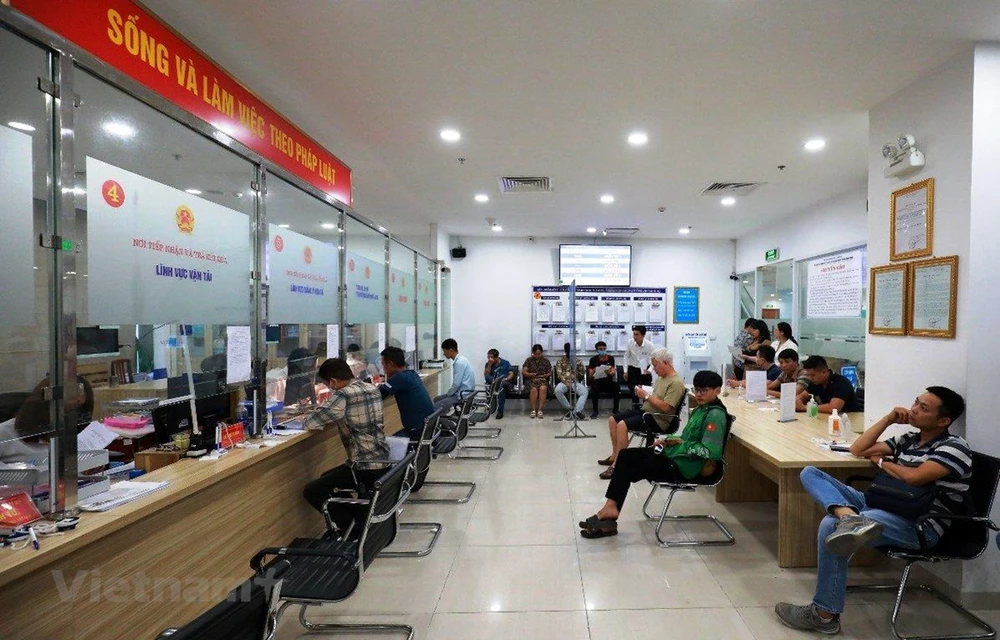 Người dân thực hiện đổi giấy phép lái xe tại Sở Giao thông Vận tải Hà Nội. (Ảnh: Việt Hùng/Vietnam+)