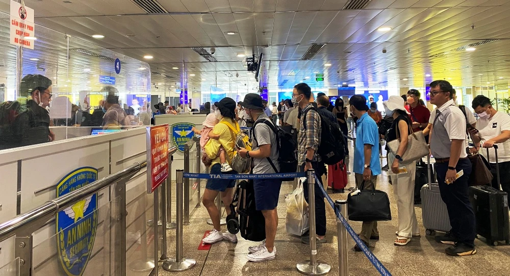 Hành khách làm thủ tục hàng không tại Sân bay Quốc tế Tân Sơn Nhất. (Ảnh: PV/Vietnam+)