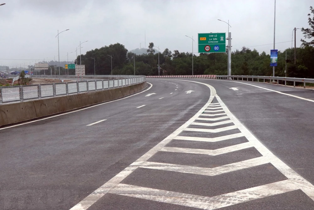 Giải pháp nâng cao an toàn giao thông sau tai nạn cao tốc Cam Lộ-La Sơn- Ảnh 1.