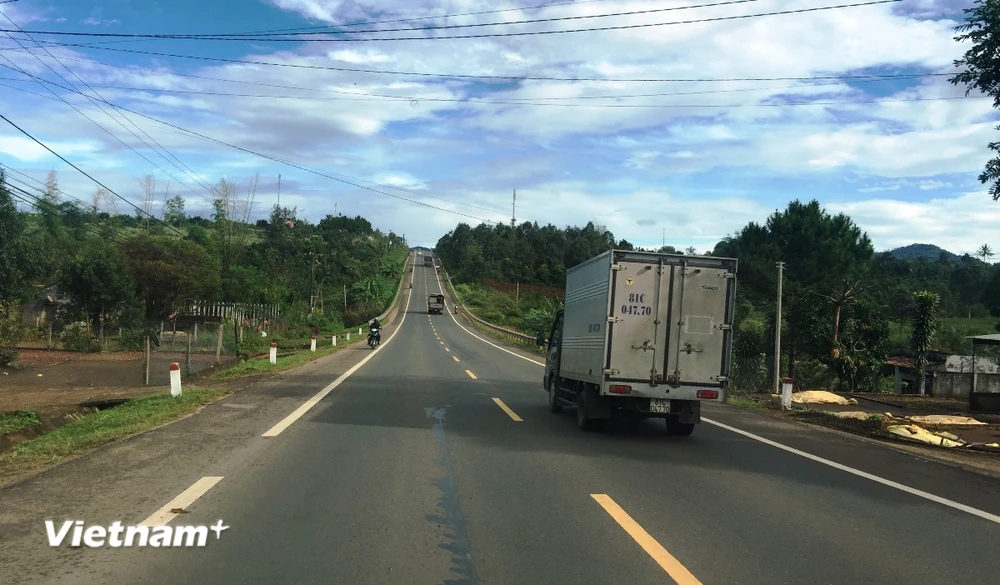 Phương tiện lưu thông trên một đoạn tuyến đường Hồ Chí Minh qua tỉnh Kon Tum được đưa vào khai thác. (Ảnh: Việt Hùng/Vietnam+)