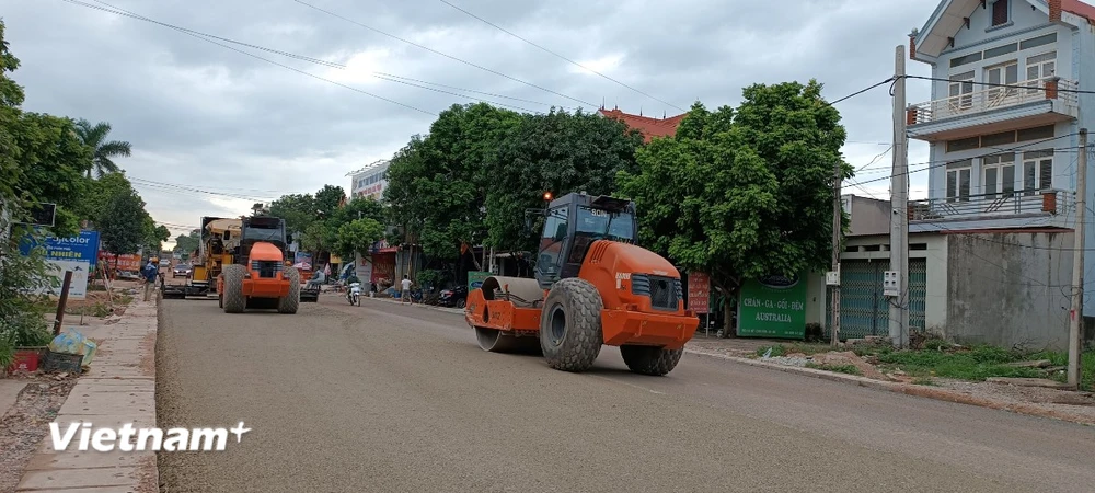 Nhà thầu thi công sửa chữa mặt đường một tuyến Quốc lộ. (Ảnh: Việt Hùng/Vietnam+)