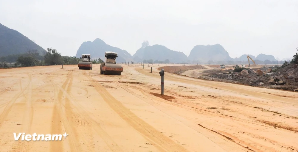Nhà thầu thi công một Dự án đường bộ Cao tốc Bắc-Nam phía Đông. (Ảnh: Việt Hùng/Vietnam+)