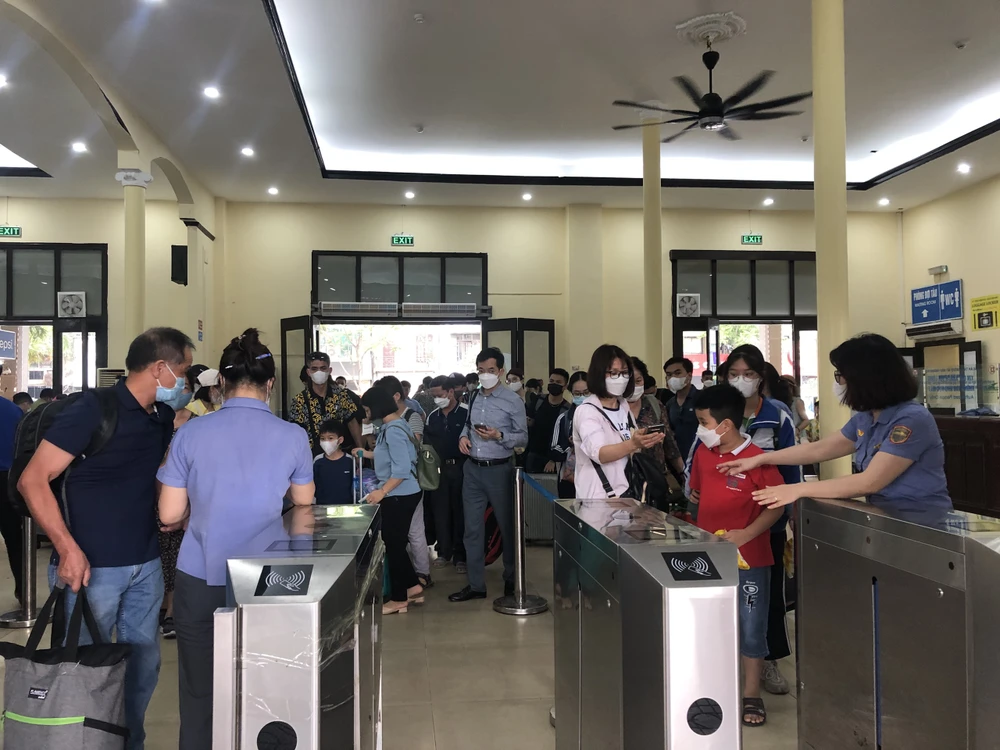 Nhân viên đường sắt kiểm tra vé tàu của hành khách tại Ga Hà Nội. (Ảnh: Việt Hùng/Vietnam+)
