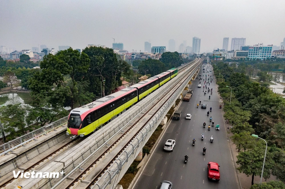 Các đoàn tàu Nhổn-ga Hà Nội được vận hành thử đồng loạt ở đoạn tuyến trên cao. (Ảnh: PV/Vietnam+)