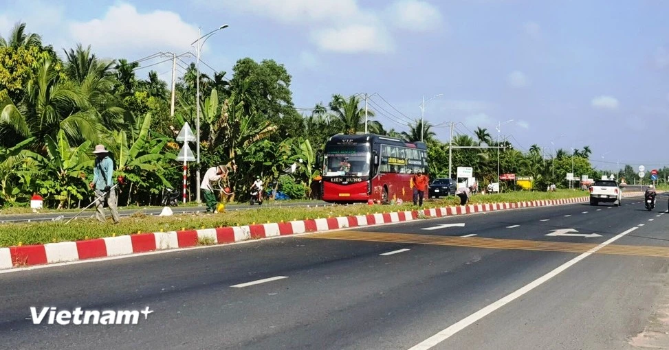 Một tuyến đường quốc lộ tại khu vực Đồng bằng Sông Cửu Long