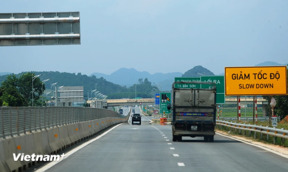 Phương tiện lưu thông trên tuyến cao tốc được phân kỳ đầu tư 4 làn xe hạn chế đã được đưa vào vận hành, khai thác. (Ảnh: Việt Hùng/Vietnam+)