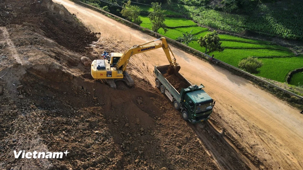 Nhà thầu thi công nâng cấp một tuyến Quốc lộ tại khu vực các tỉnh miền núi phía Bắc. (Ảnh: Việt Hùng/Vietnam+)