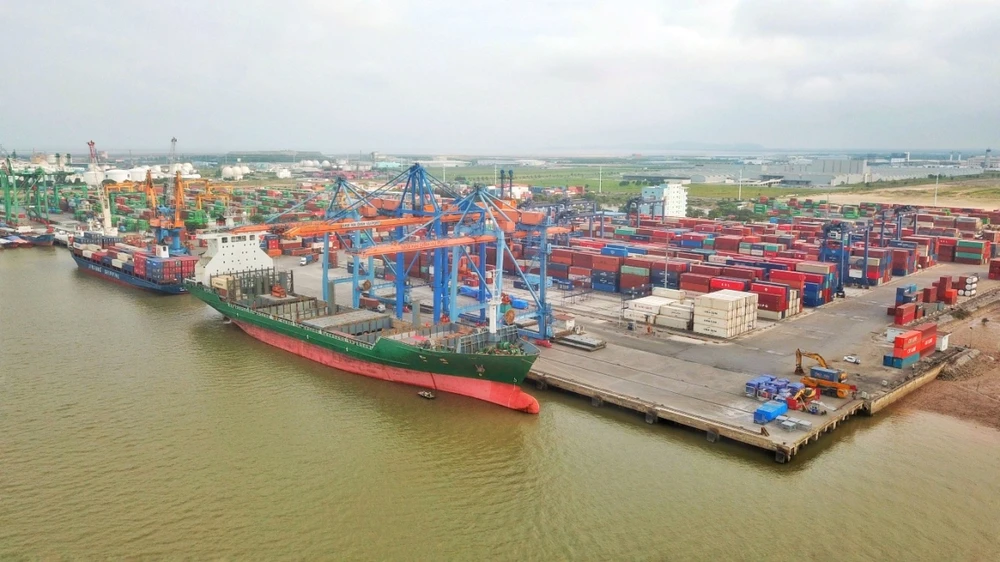 Bốc xếp hàng hóa container tại một cảng biển của Việt Nam. (Ảnh: PV/Vietnam+)