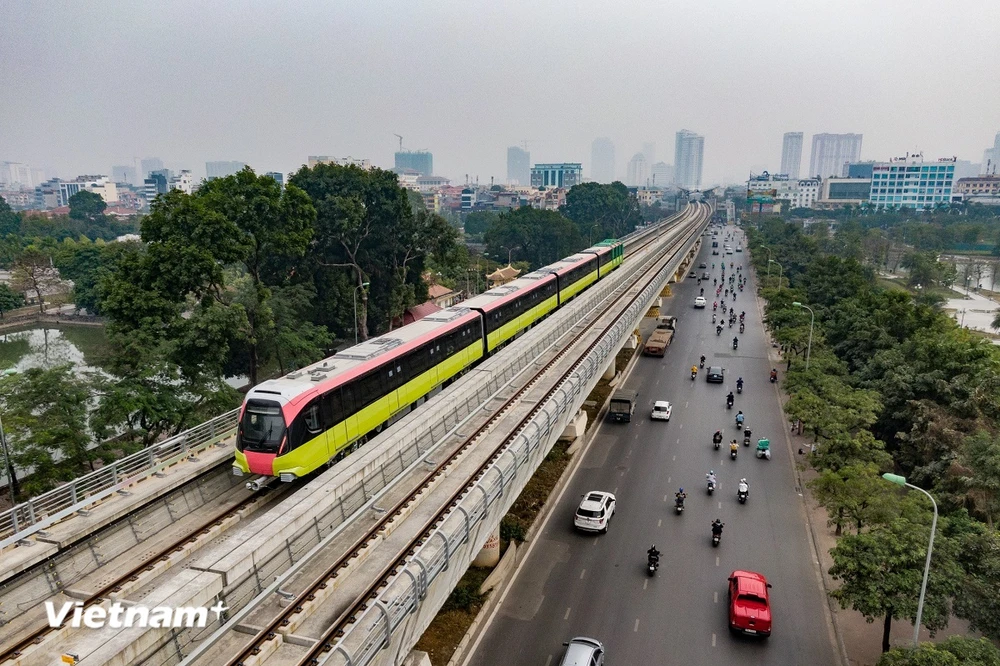 Tuyến đường sắt đô thị Nhổn-Ga Hà Nội đang vận hành chạy thử đoạn trên cao. (Ảnh: PV/Vietnam+)