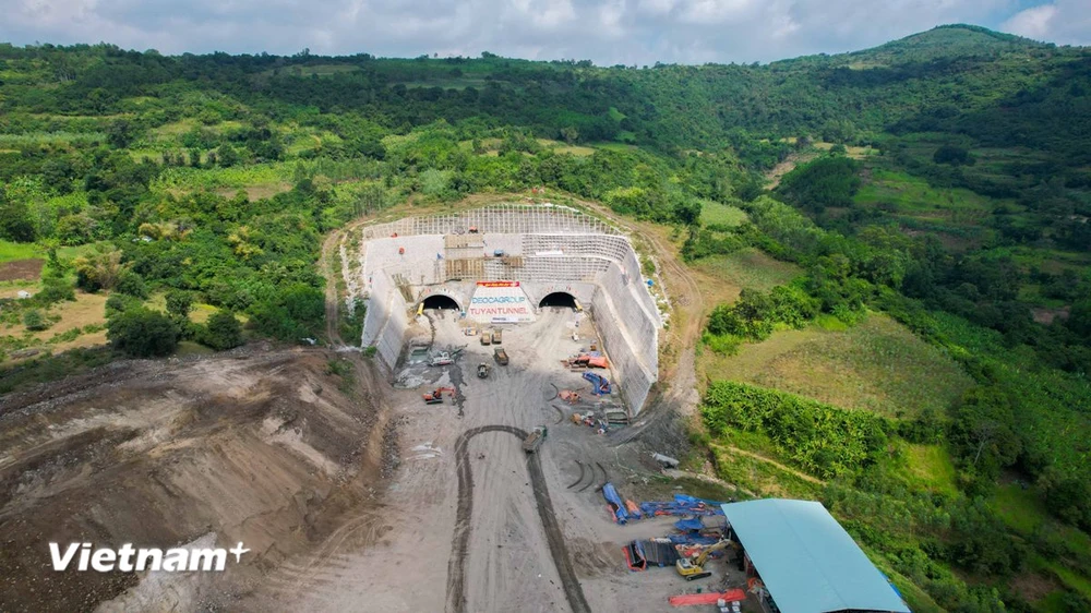 Thi công hầm Tuy An tại Dự án Cao tốc Bắc-Nam phía Đông đoạn Chí Thạnh-Vân Phong. (Ảnh: PV/Vietnam+)