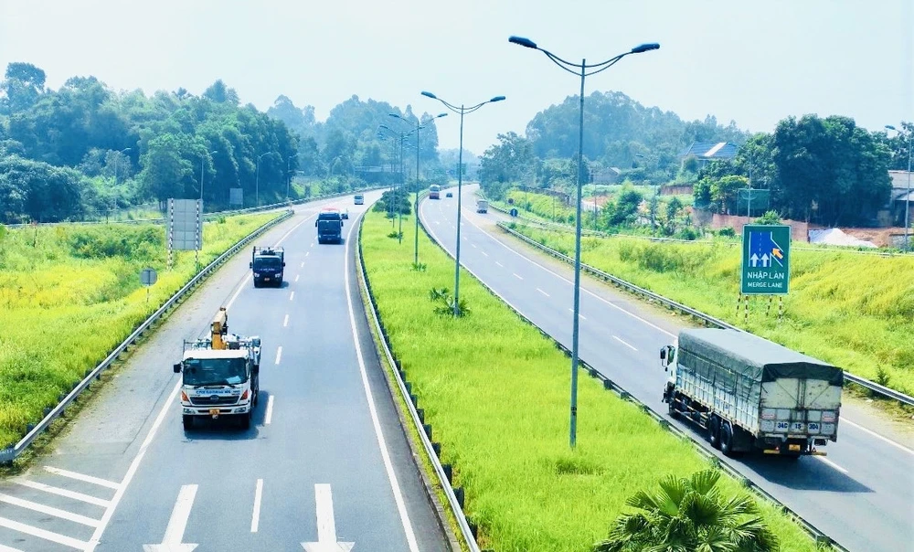 Phương tiện lưu thông trên một đoạn tuyến cao tốc đưa vào vận hành, khai thác. (Ảnh: PV/Vietnam+)