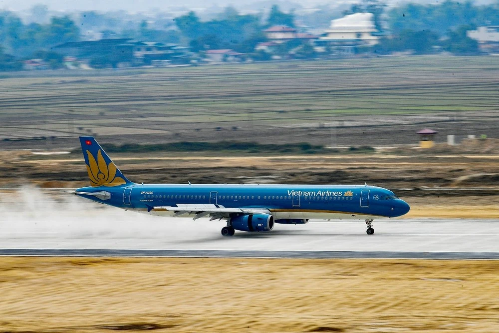 Máy bay của hãng hàng không Vietnam Airlines hạ cánh tại một cảng hàng không nội địa. (Ảnh: PV/Vietnam+)