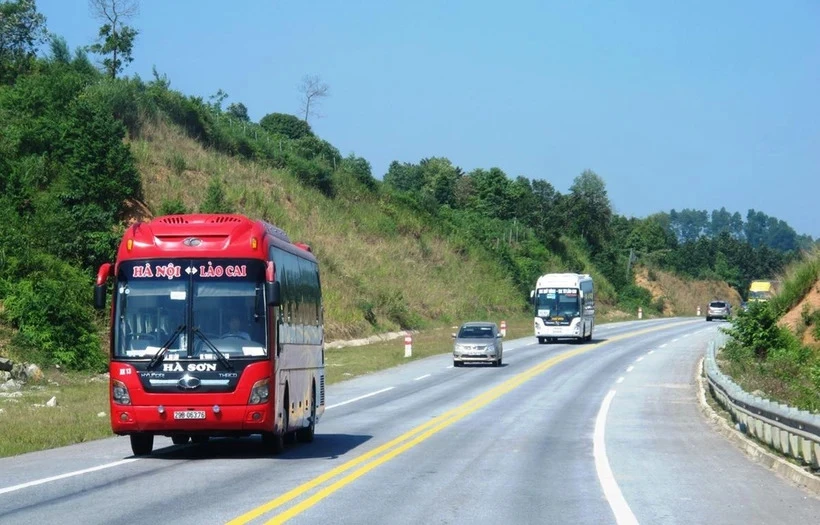 Phương tiện lưu thông trên một đoạn tuyến cao tốc 2 làn xe hạn chế. (Ảnh: Việt Hùng/Vietnam+)