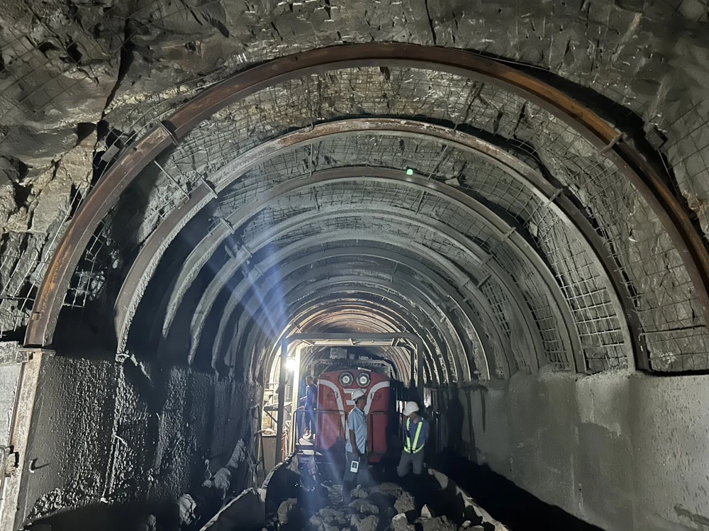 Công nhân khắc phục sự cố sụt lở Hầm đường sắt Bãi Gió. (Ảnh: PV/Vietnam+)