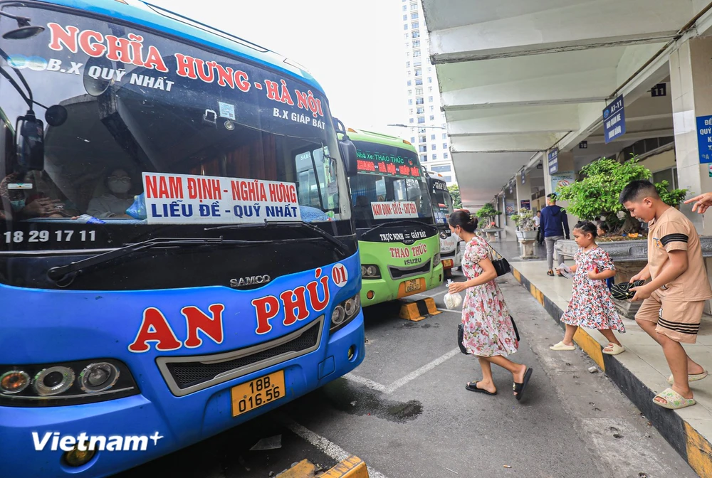 Công ty Cổ phần Bến xe Hà Nội đã triển khai kế hoạch tăng cường số lượng phương tiện vận tải ôtô khách phục vụ nhu cầu đi lại của người dân dịp nghỉ Lễ 30/4-1/5. (Ảnh: Việt Hùng/Vietnam+)