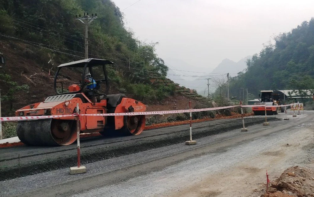 Nhà thầu thi công dự án cải tạo nâng cấp một tuyến đường quốc lộ. (Ảnh: PV/Vietnam+)