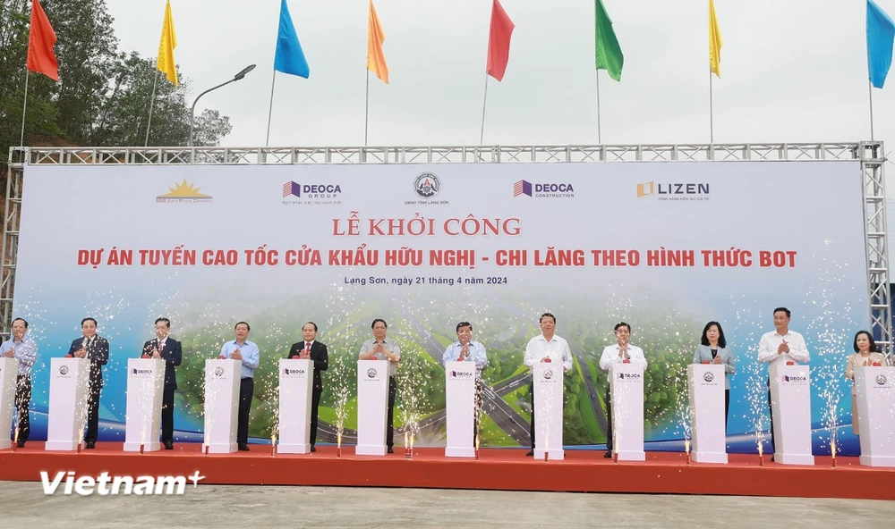 Thủ tướng Chính phủ Phạm Minh Chính và lãnh đạo các bộ ngành, địa phương phát lệnh khởi công Dự án Cao tốc Chi Lăng-Hữu Nghị. (Ảnh: Việt Hùng/Vietnam+)