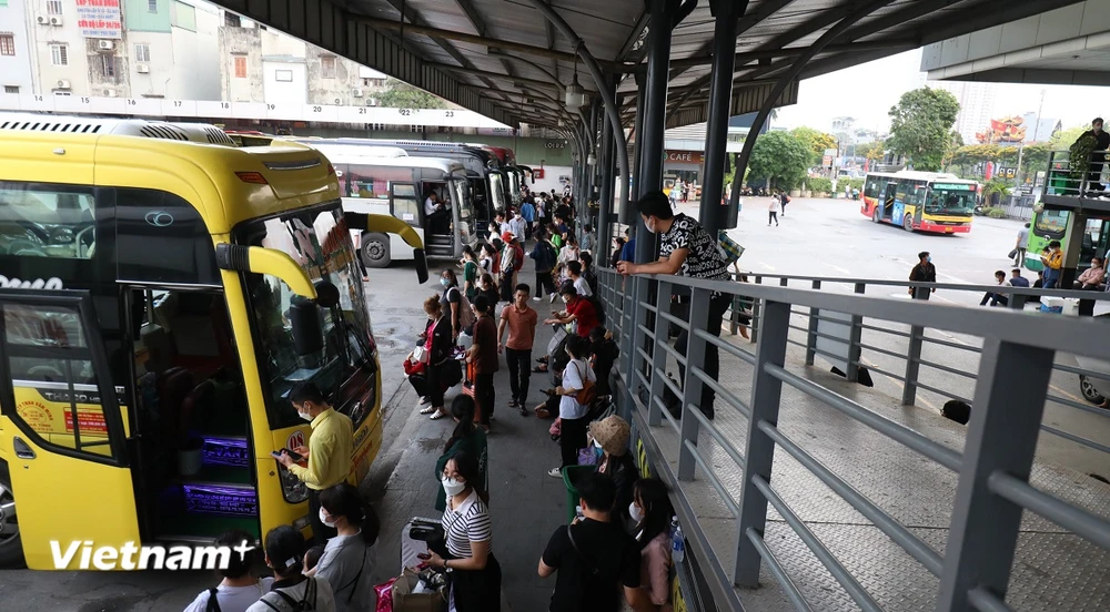 Các bến xe tại Hà Nội đang bị sụt giảm hành khách quay trở lại đón xe khách tuyến cố định. (Ảnh: Hoài Nam/Vietnam+)