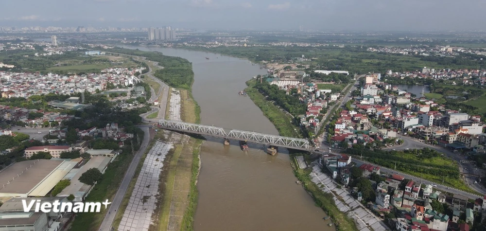 Một cầu đường sắt đang được sử dung chung cho cả chạy tàu hỏa và phương tiện đường bộ. (Ảnh: PV/Vietnam+)