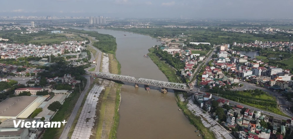 Hà Nội cấm tất cả các phương tiện lưu thông cầu Đuống bắt đầu từ 22h. (Ảnh: PV/Vietnam+)