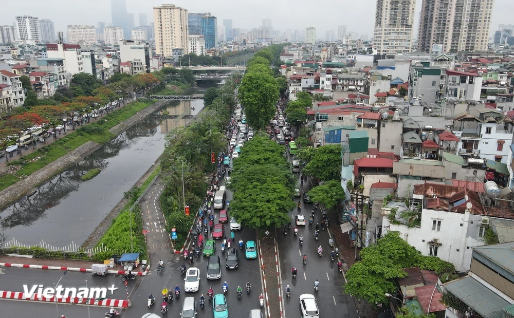 Phương tiện lưu thông trên đoạn đường Láng, thành phố Hà Nội. (Ảnh: Hoài Nam/Vietnam+)