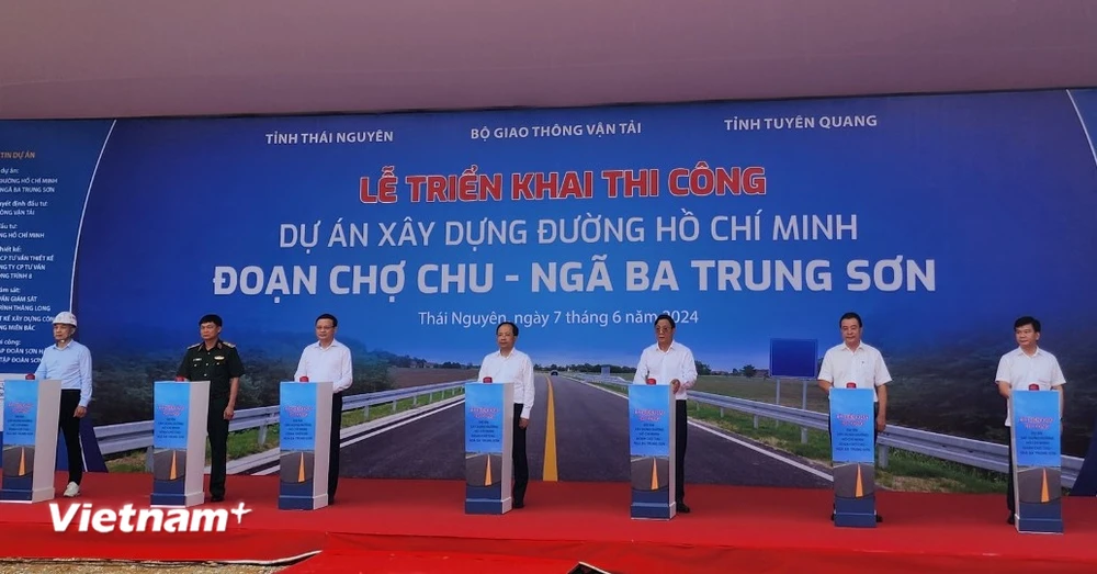 Lãnh đạo Bộ Giao thông Vận tải cùng lãnh đạo Ủy ban Nhân dân tỉnh Thái Nguyên và Tuyên Quang nhấn nút triển khai thi công Dự án đường Hồ Chí Minh đoạn Chợ Chu-Ngã ba Trung Sơn. (Ảnh: Việt Hùng/Vietnam+)