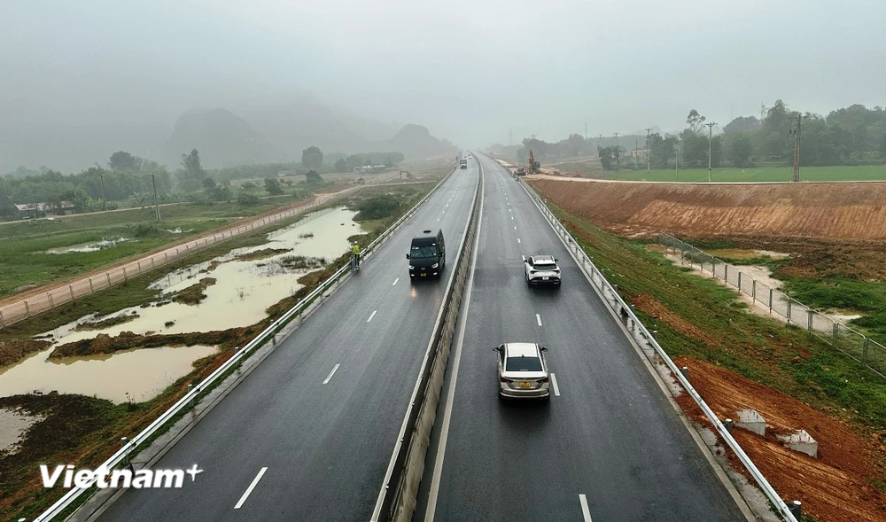 Phương tiện lưu thông trên Dự án đường bộ cao tốc Mai Sơn-Quốc lộ 45 được đưa vào vận hành, khai thác. (Ảnh: Việt Hùng/Vietnam+)
