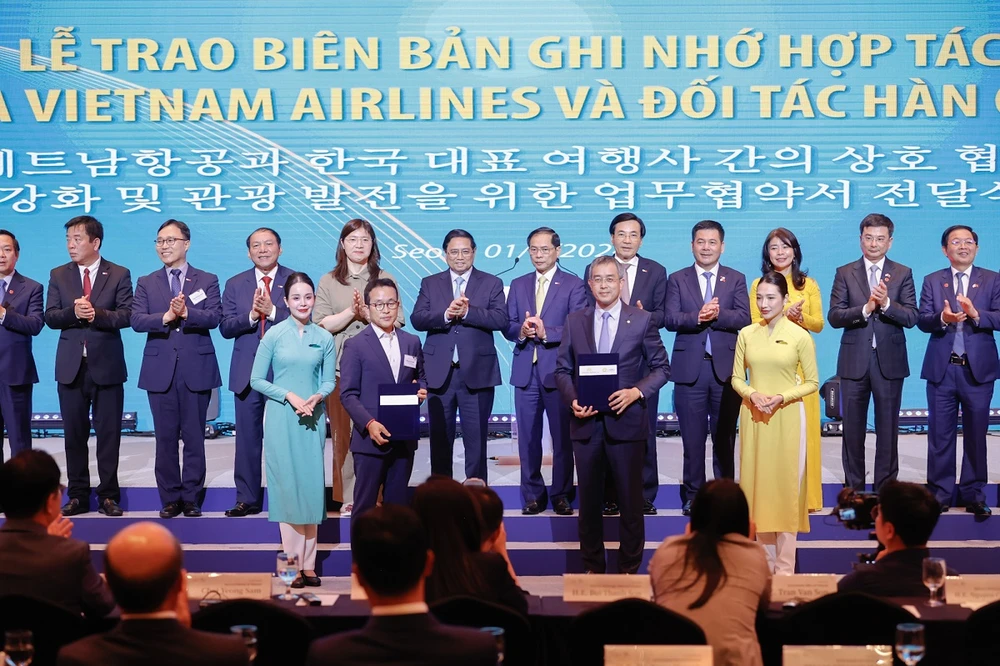 Lễ trao biên bản ghi nhớ hợp tác giữa Vietnam Airlines và các đối tác Hàn Quốc dưới sự chứng kiến của Thủ tướng Chính phủ Phạm Minh Chính. (Ảnh: PV/Vietnam+)