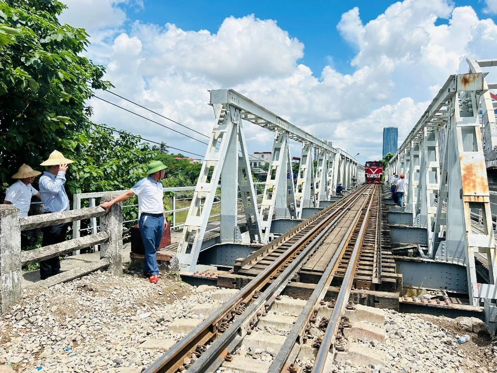 Đường sắt đã thông tàu hỏa qua cầu Quay cũ sau sự cố sà lan va chạm