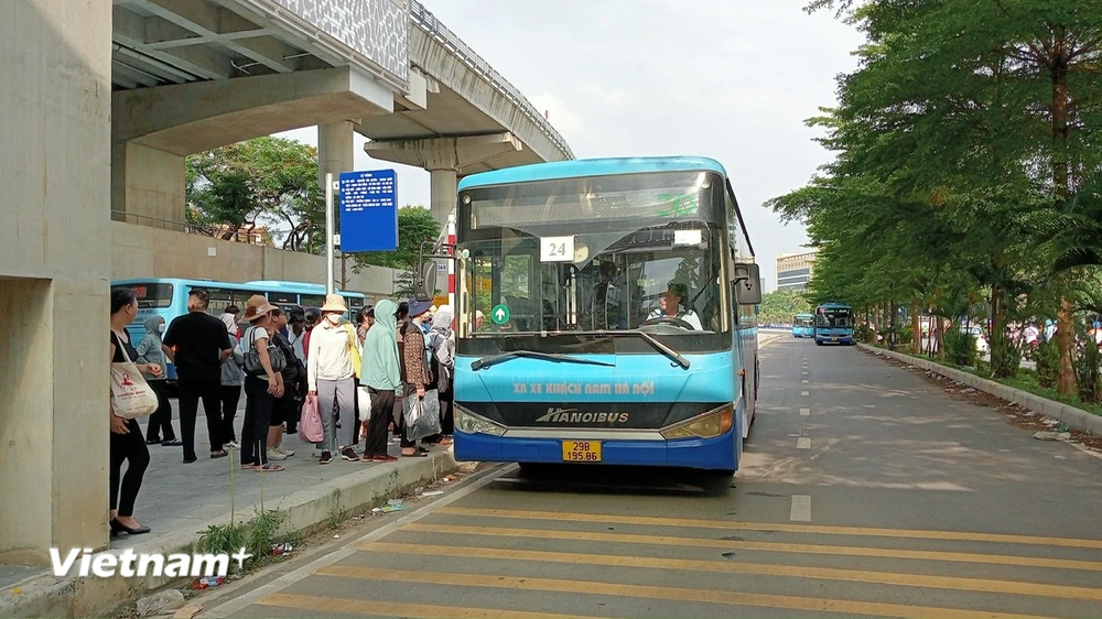 Các tuyến buýt của Tổng công ty Vận tải Hà Nội đã vận chuyển ước đạt khoảng 118 triệu lượt trong sáu tháng đầu năm nay. (Ảnh: Việt Hùng/Vietnam+)