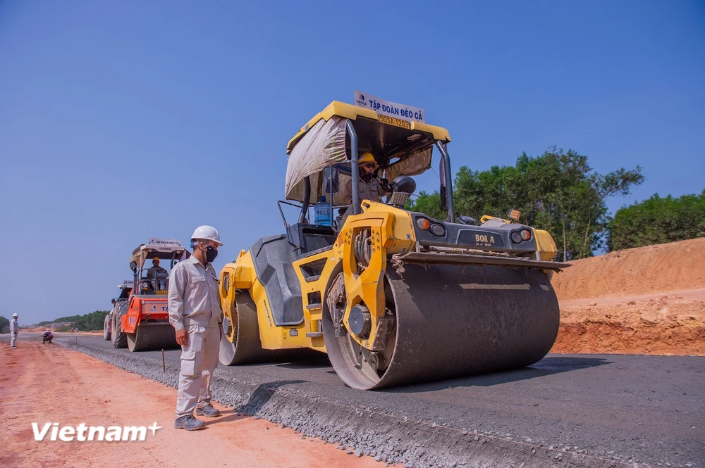 Nhà thầu thi công nền đường tại Dự án cao tốc Quảng Ngãi-Hoài Nhơn. (Ảnh: PV/Vietnam+)