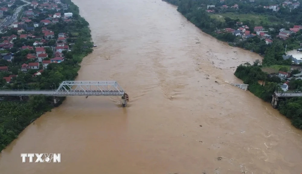 Cầu Phong Châu bắc qua sông Hồng trên Quốc lộ 32C, nối liền hai huyện Lâm Thao và Tam Nông thuộc tỉnh Phú Thọ bị sập. (Ảnh: Tạ Toán/TTXVN)