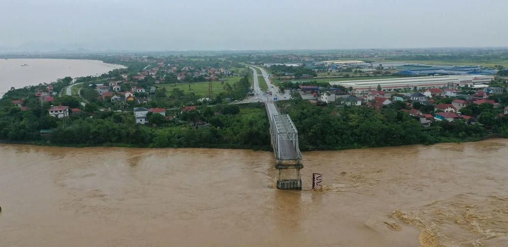 Hiện trường vụ sập cầu Phong Châu tại tỉnh Phú Thọ vào ngày 9/9 vừa qua. (Ảnh: PV/Vietnam+)